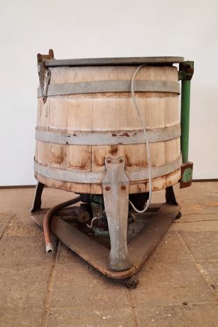 Alte Waschmaschine, Holzbottich, Motor, Pflanzkübel Deko Vintage
